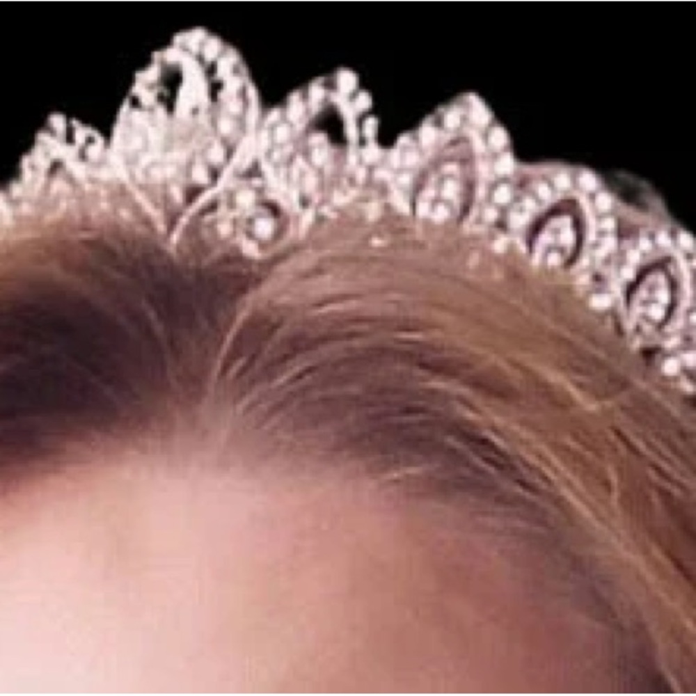 Elegant Silver Tiara and Jewelry set
